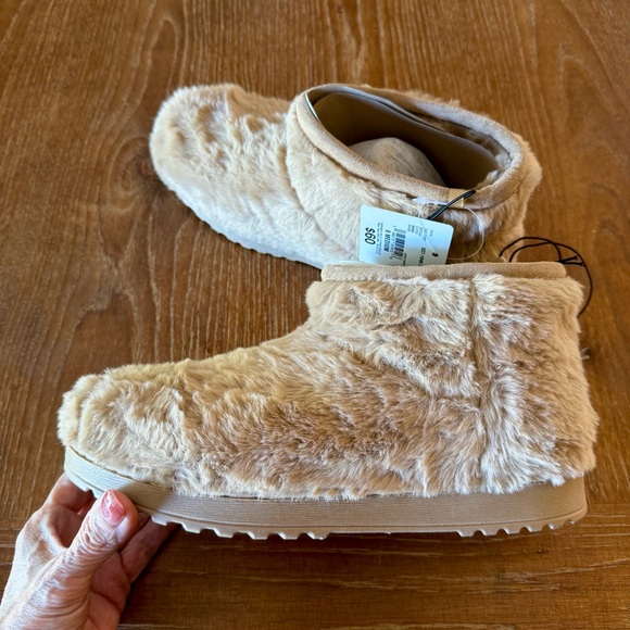 NWT tan AJC Slater faux fur short boots, marked 8 but fit an 8.5 - Picture 6 of 10
